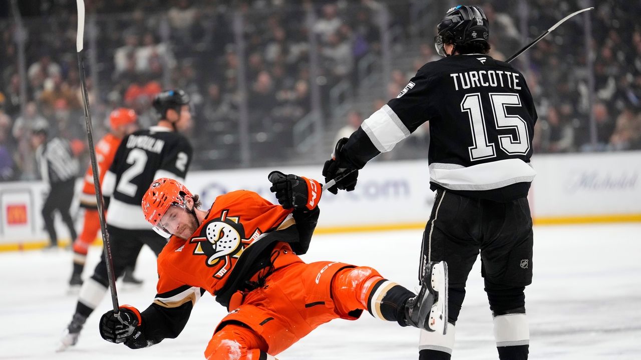 Beckett Sennecke, Mason McTavish score in shootout to lead Ducks past Kings 3-2 in Freeway Faceoff