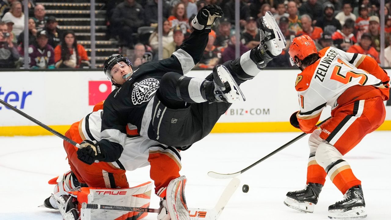 Beckett Sennecke sets up Mikael Granlund in OT, Ducks beat Kings 2-1 for weekend sweep