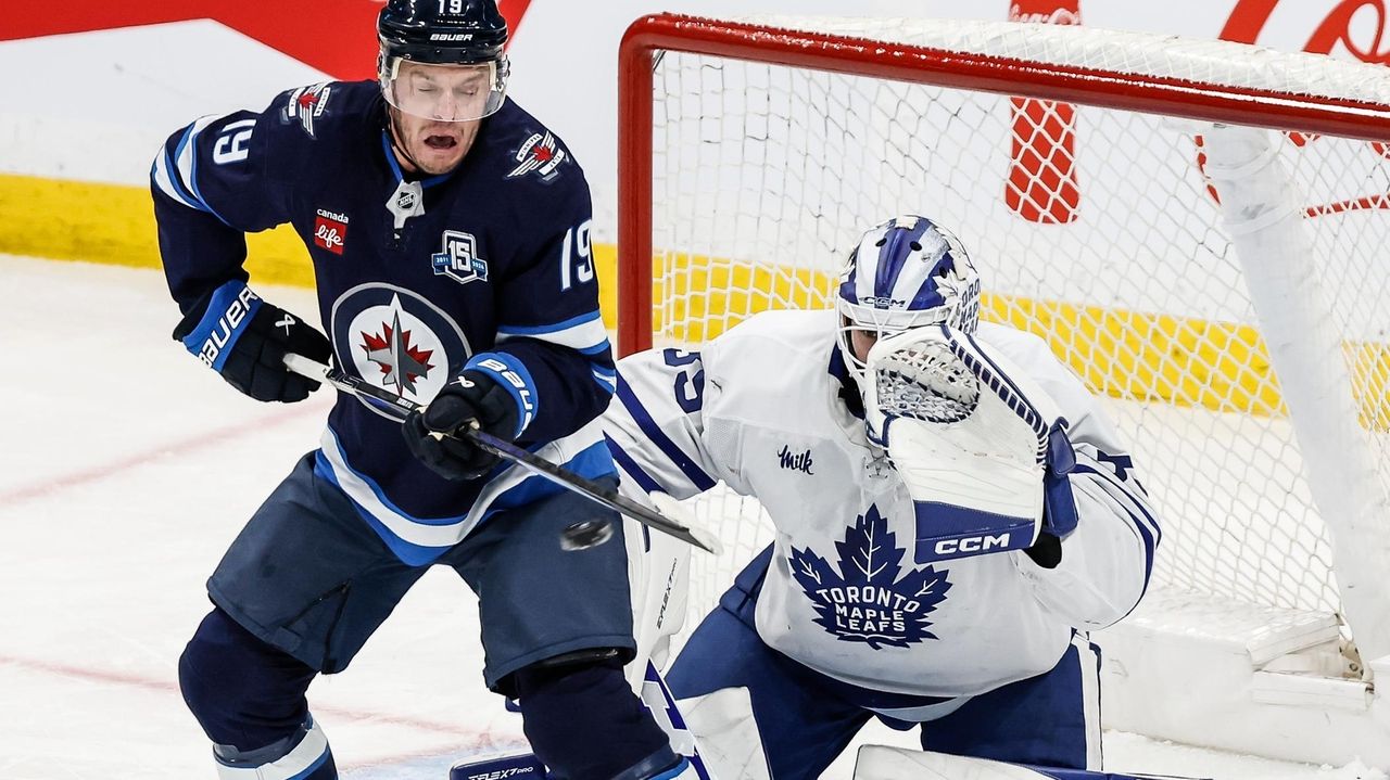 Jonathan Toews plays first game in Chicago since joining Winnipeg Jets