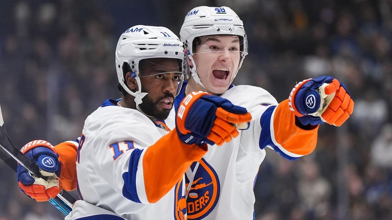 Islanders beat Canucks as Anthony Duclair scores twice