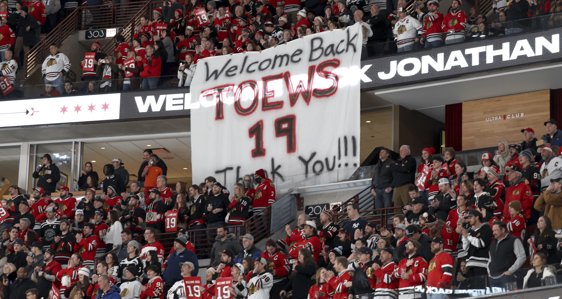 RECAP: Blackhawks ground Jets, win 2-0 in Toews' return to Chicago