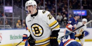 Boston Bruins: Alex Steeves signs Extension