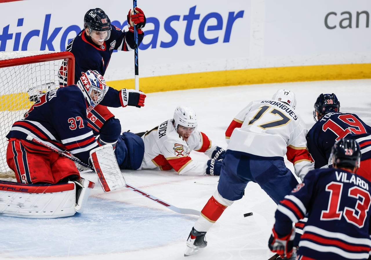 Hockey players around a net