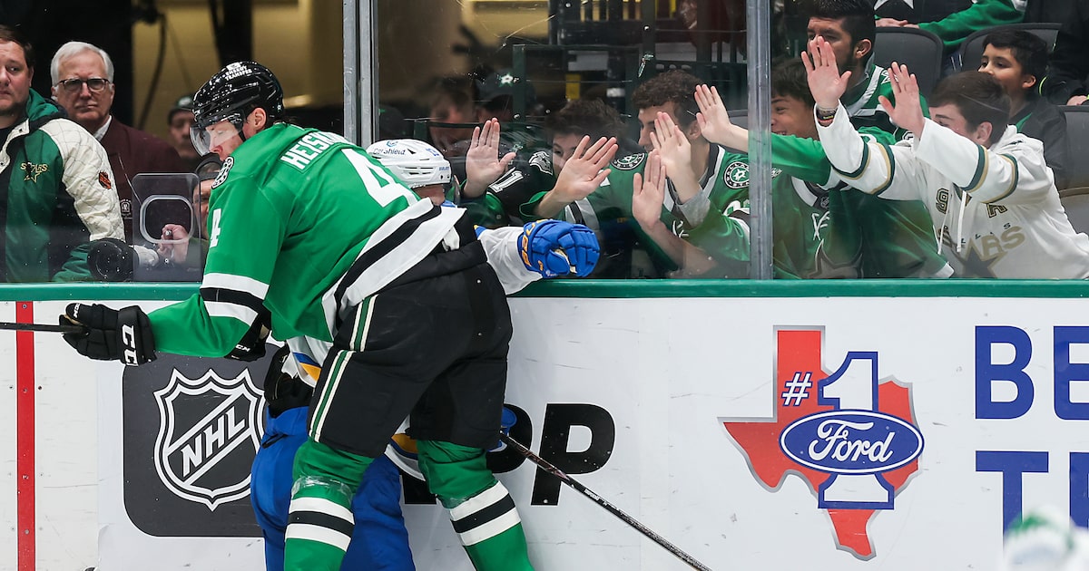 See photos as Stars smash St. Louis for clutch win