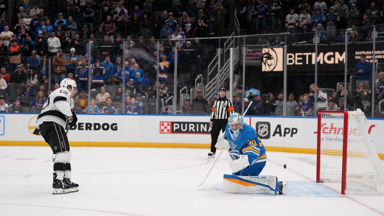 Moore scores deciding goal in shootout as Kings beat Blues 5-4