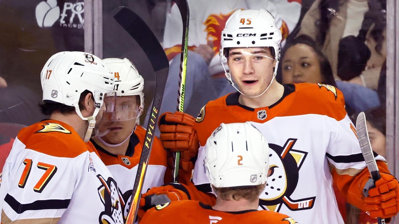 Sennecke scores in OT for 1st NHL hat trick as Ducks rally to beat Flames 4-3