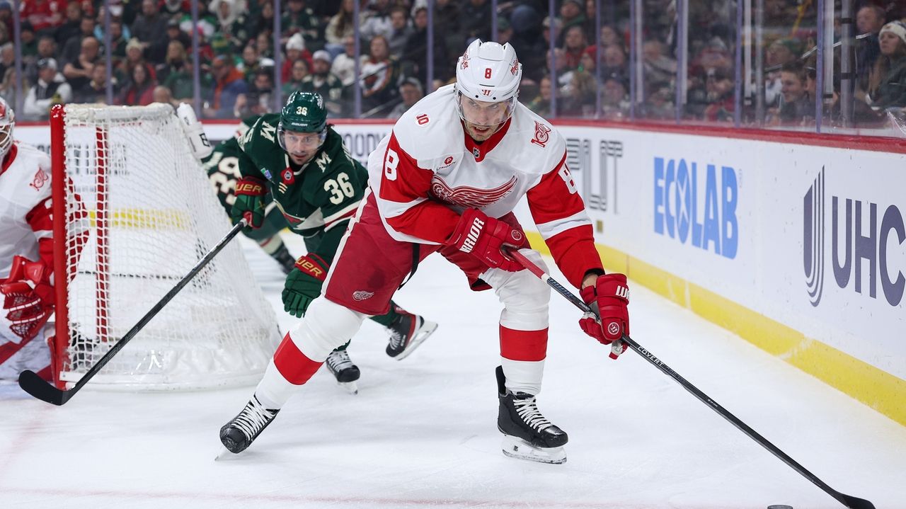 Detroit Red Wings sign Ben Chiarot to a 3-year, $11.55 million contract extension