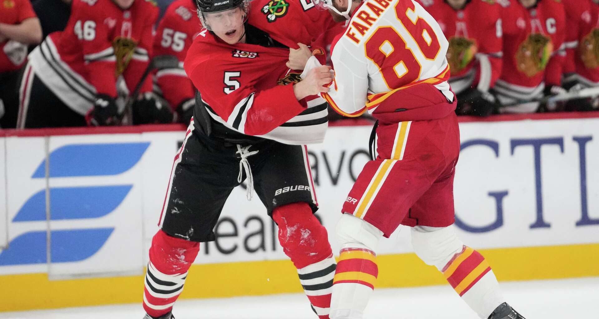 RECAP: Flames defeat Blackhawks 3-1 behind Backlund's two-point night