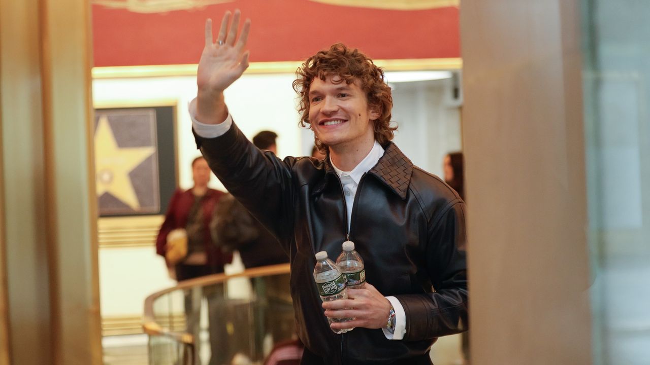 How to Get Connor Storrie’s Mussed-Up Hockey Hair, According to His Stylist