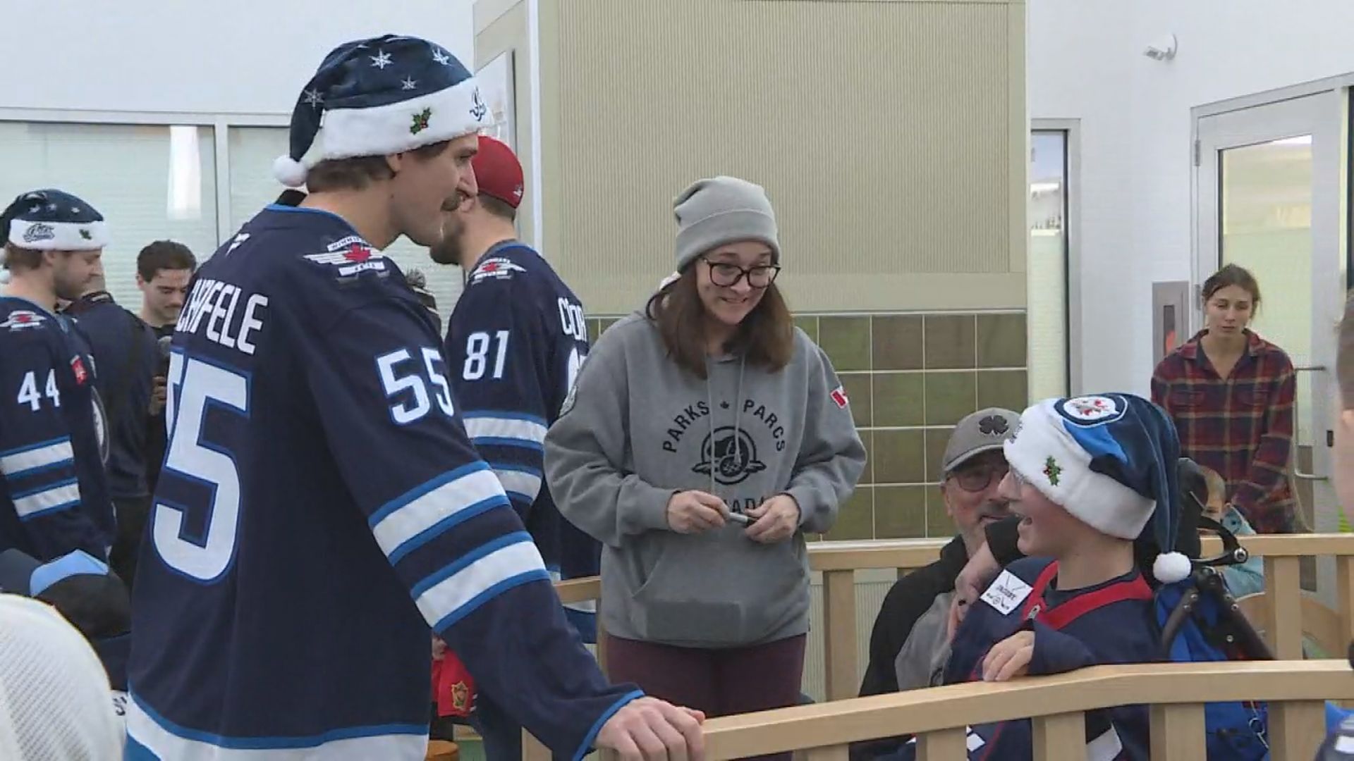 Click to play video: 'Winnipeg Jets spread Christmas cheer to children'
