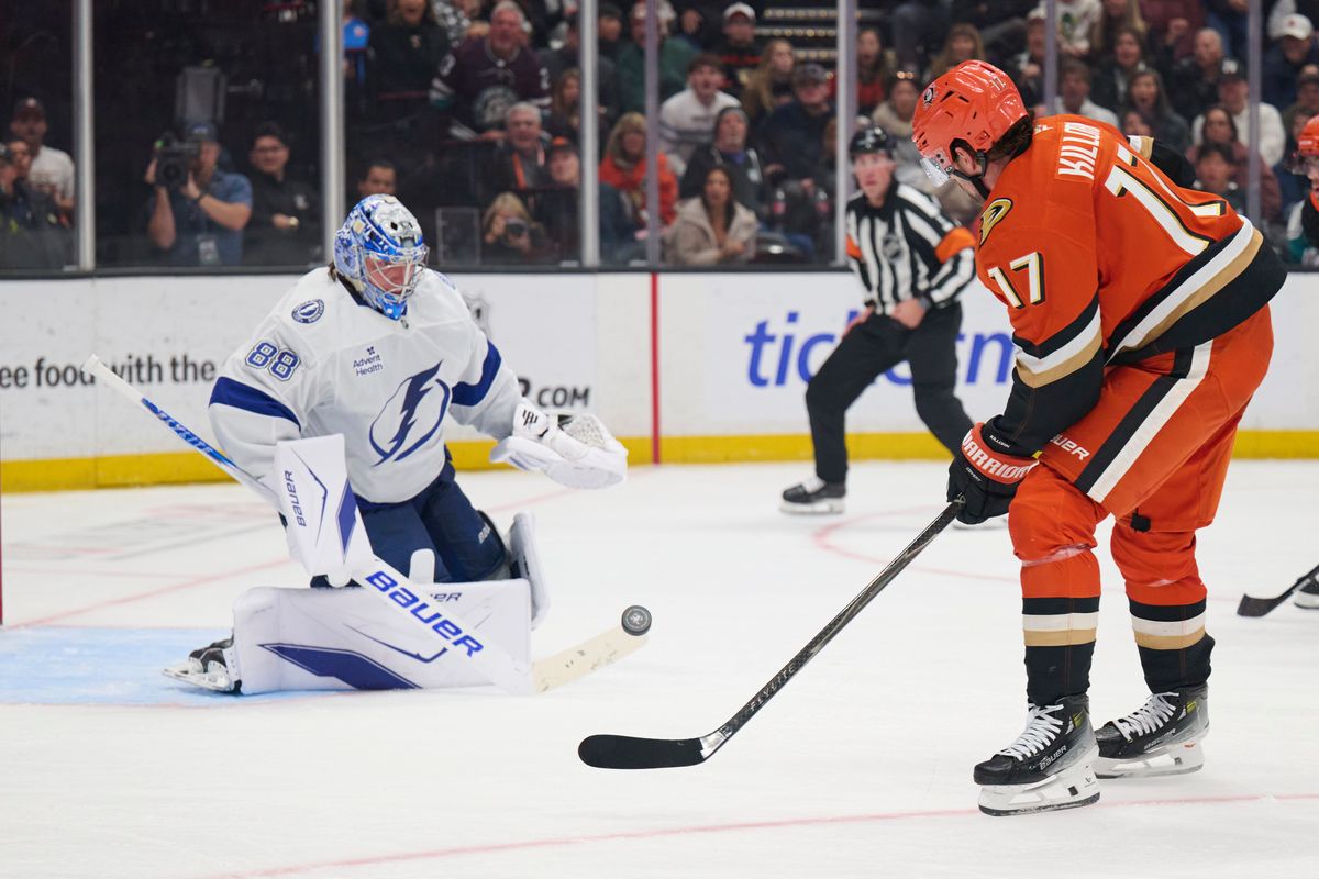 Anaheim Ducks left wing Alex Killorn (17) shoots a goal attempt against the Lightning at the Honda Center on December 31,2025 in Anaheim, California. Anaheim Ducks left wing Alex Killorn (17) shoots a goal attempt against the Lightning at the Honda Center on December 31,2025 in Anaheim, California.