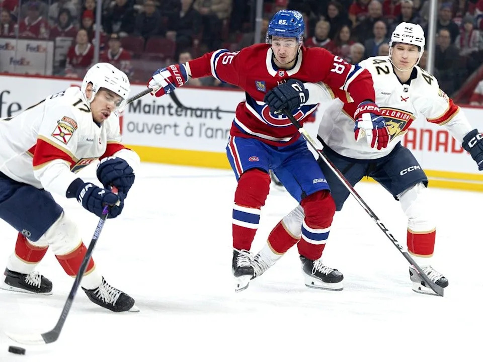  Florida Panthers defenceman Gustav Forsling (42) ties up Canadiens’ Alexandre Texier (85) as Panthers centre Evan Rodrigues (17) clears the puck in Montreal on Thursday, Jan. 8, 2026.