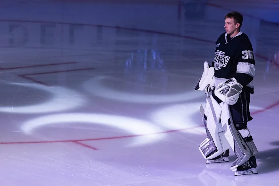 Los Angeles Kings goaltender Darcy Kuemper (36) stands on the ice before an NHL match against the Vegas Golden Knights on January 14, 2025 in Los Angeles, Calif.