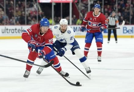 Dec 9, 2025; Montreal, Quebec, CAN; Montreal Canadiens forward Alexandre Texier (85) plays the puck and Tampa Bay Lightning forward Pontus Holmberg (29) defends during the second period at the Bell Centre. Mandatory Credit: Eric Bolte-Imagn Images