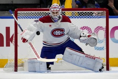 Sep 27, 2025; Toronto, Ontario, CAN; Montreal Canadiens goaltender Kaapo Kahkonen (34) goes to make a blocker save against the Toronto Maple Leafs during the second period at Scotiabank Arena. Mandatory Credit: John E. Sokolowski-Imagn Images