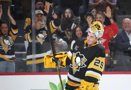 Sep 27, 2025; Pittsburgh, Pennsylvania, USA; Pittsburgh Penguins goaltender Marc-Andre Fleury (29) acknowledges the crowd after playing in his final NHL game against the Columbus Blue Jackets at PPG Paints Arena.