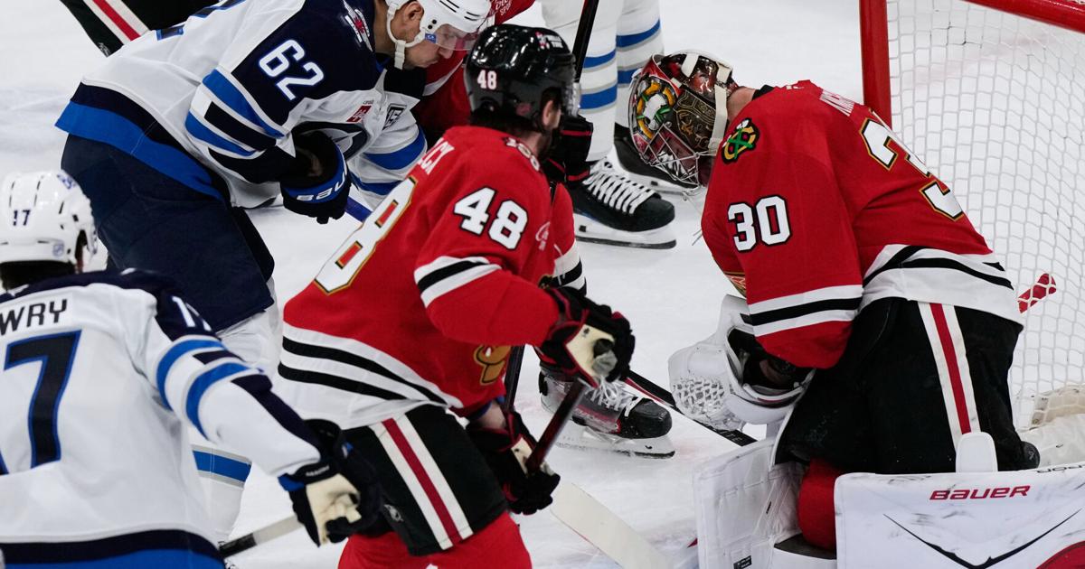 Knight makes 32 saves as the Blackhawks beat Toews and the Jets 2-0 | Pro National Sports