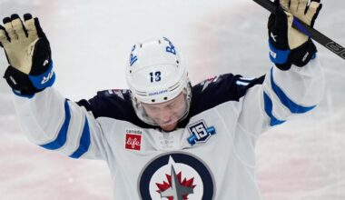 Jonathan Toews gets standing ovation in return to Chicago with the Winnipeg Jets | National Sports