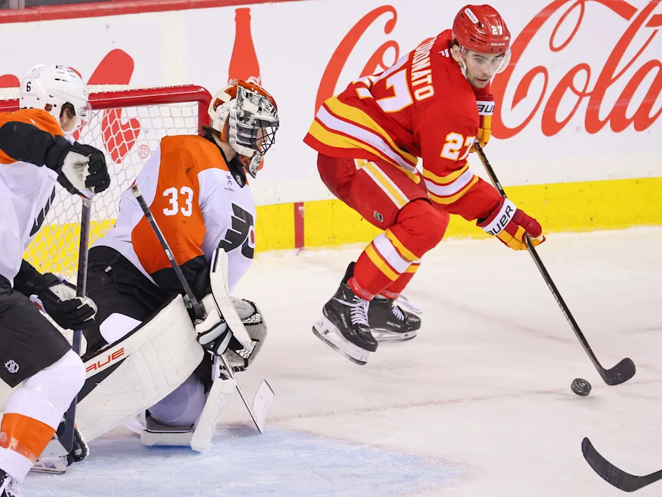  Calgary Flames forward Matt Coronato circles around behind Philadelphia Flyers goaltender Samuel Ersson at the Scotiabank Saddledome in Calgary on Wednesday December 31, 2025.Gavin Young/Postmedia