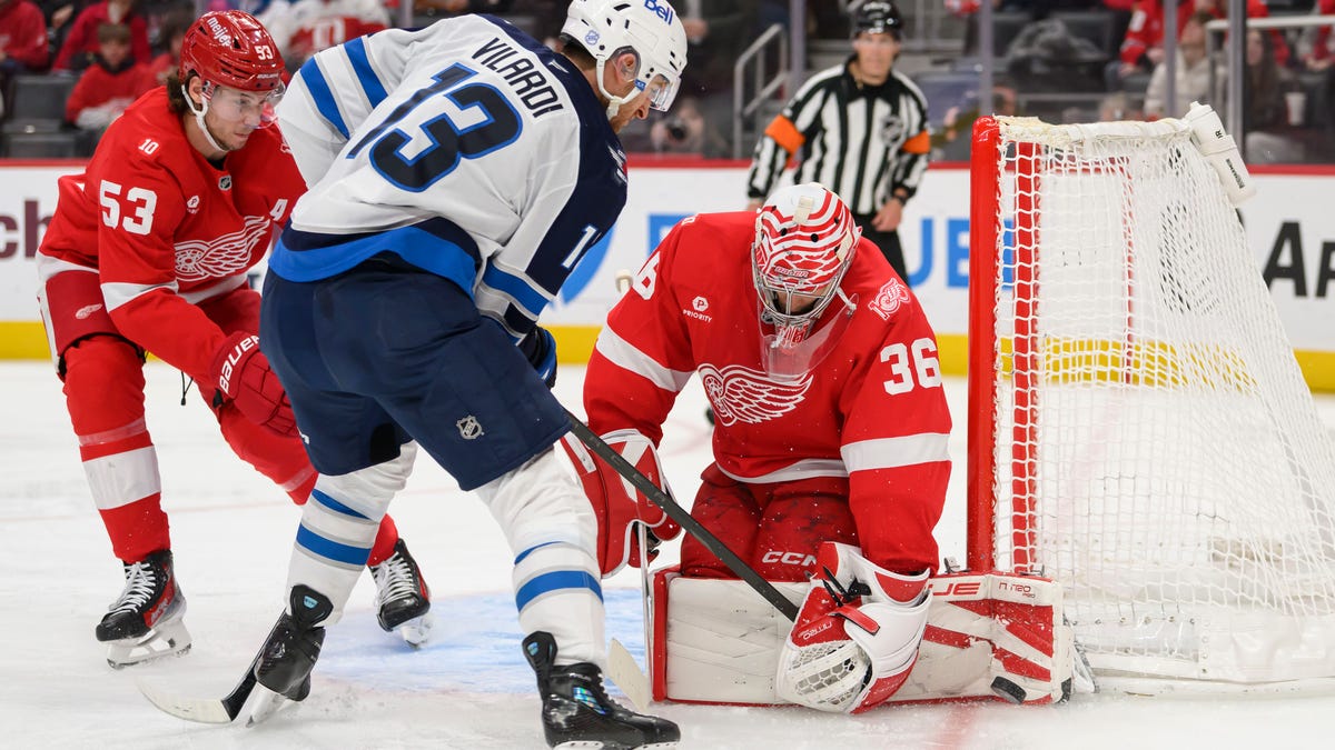 Red Wings close out 2025 with 2-1 victory over Winnipeg