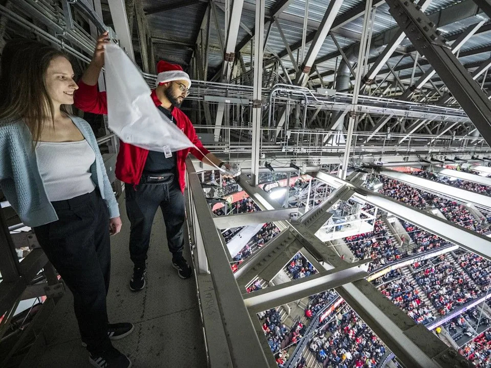 Matt Hajjar gave Citizen reporter Natasha Baldin a demo and helped direct her on how to get the dogs to fly.