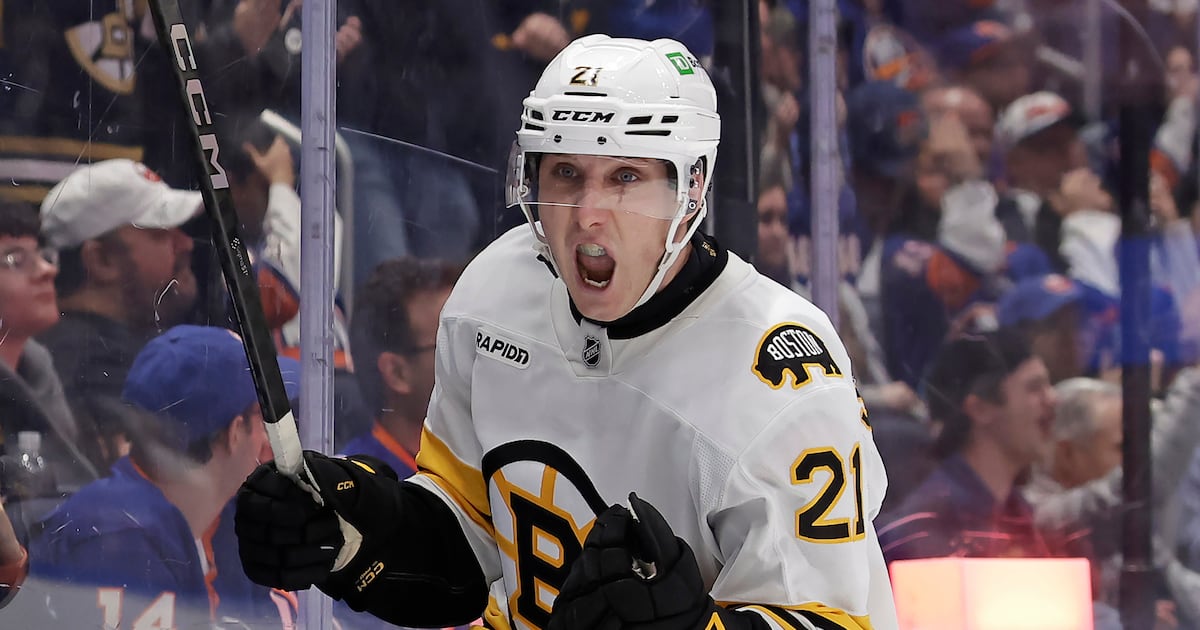 Boston Bruins sign Alex Steeves to two-year extension