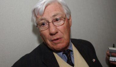 Longtime Chicago Blackhawks executive dies at 89