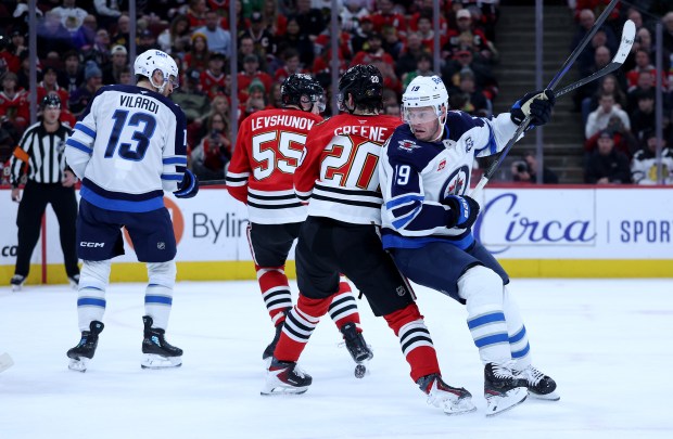 Winnipeg Jets center Jonathan Toews (19) tries to locate the puck in the second period of a game against the Chicago Blackhawks at the United Center in Chicago on Jan. 19, 2026. (Chris Sweda/Chicago Tribune)