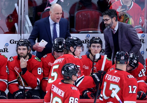 Chicago Blackhawks head coach Jeff Blashill yells out to his players on the bench in the third period of a game against the Dallas Stars at the United Center in Chicago on Jan. 1, 2026. (Chris Sweda/Chicago Tribune)