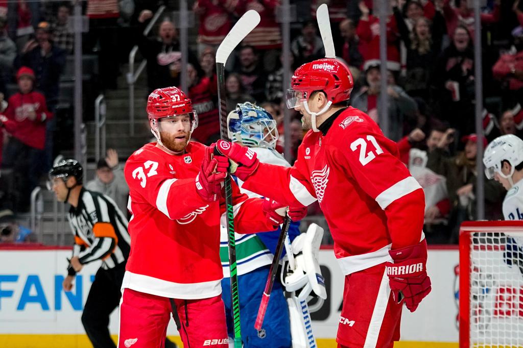 Patrick Kane scores twice to reach 500 goals in Red Wings’ 5-1 win over Canucks – Macomb Daily