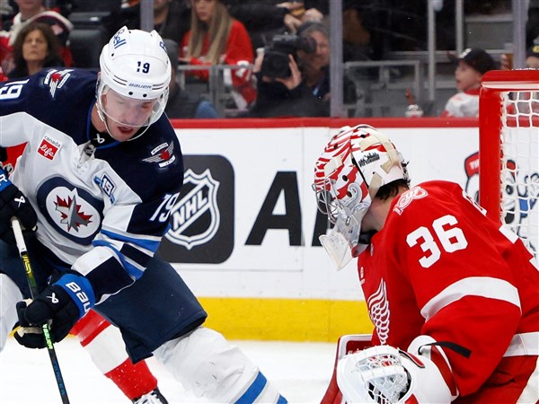 Gibson makes 24 saves as surging Red Wings beat slumping Jets, 2-1