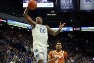 Kentucky's Otega Oweh (00) goes up near Texas' Dailyn Swain (3) during the first half of an...