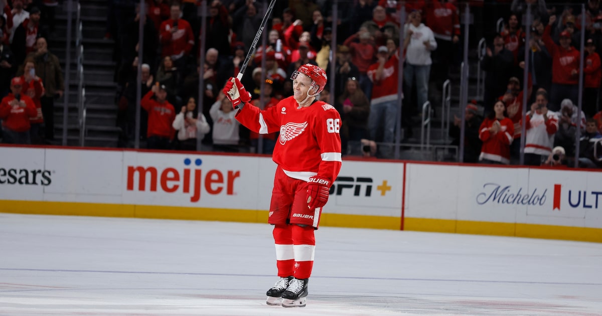 Mike Modano congratulates Patrick Kane for scoring most NHL points by a US-born player