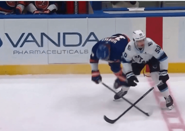 Bo Horvat appeared to be injured during the Islanders-Mammoth game on Jan. 1, 2026.