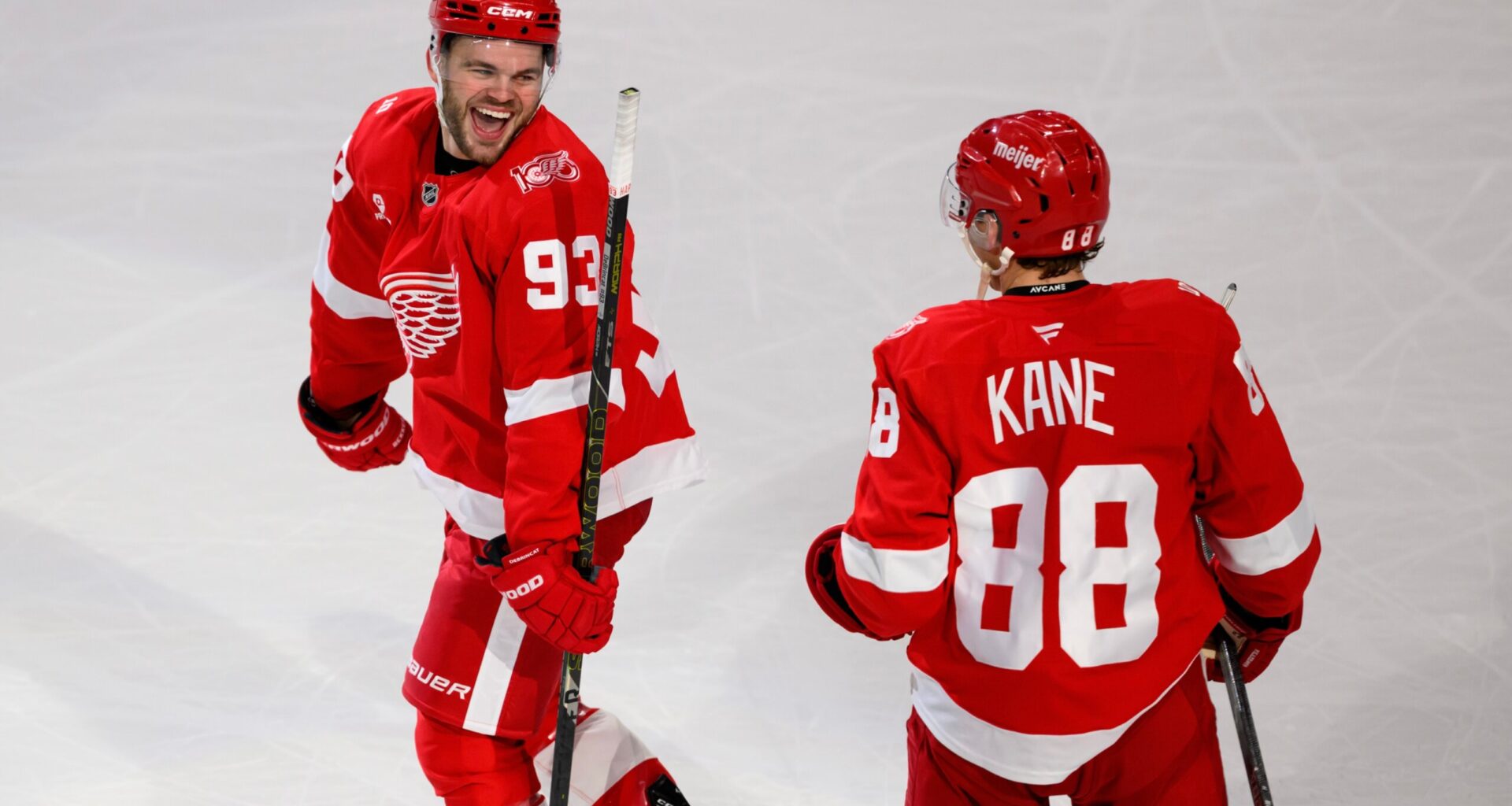 Patrick Kane passes Mike Modano for the most NHL points by a US-born player