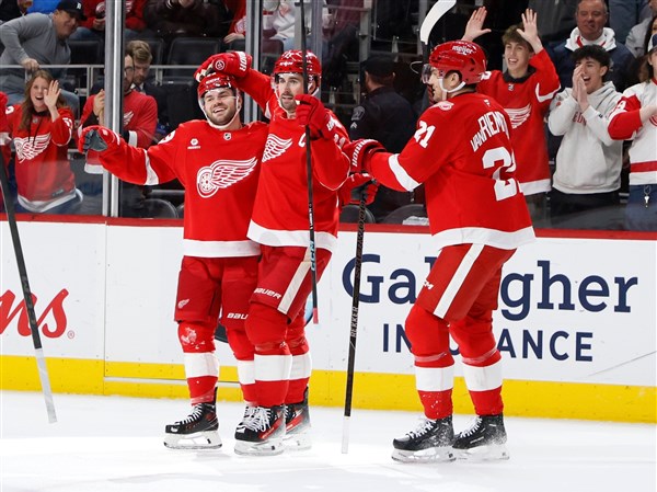 Larkin's tiebreaking goal in 3rd period sends Red Wings to 4-2 win over Sharks