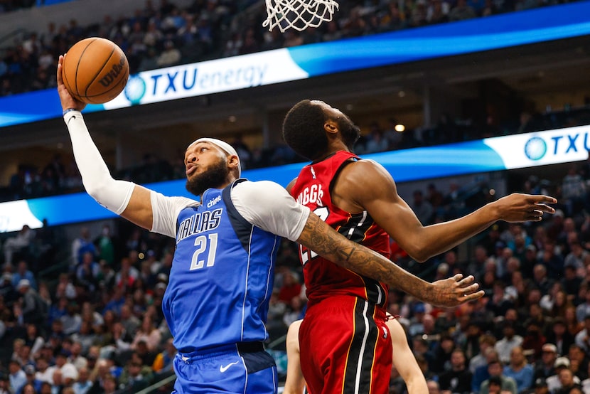 Dallas Mavericks forward Daniel Gafford (21) attempts to make a basket during the second...