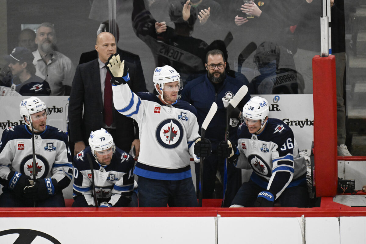 Blackhawks Blank Jets 2-0 in Toews' Return