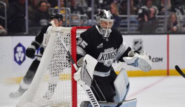 Kings G Darcy Kuemper leaves game after collision