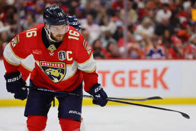 Is Florida Panthers captain Aleksander Barkov likely to return this season after knee surgery?