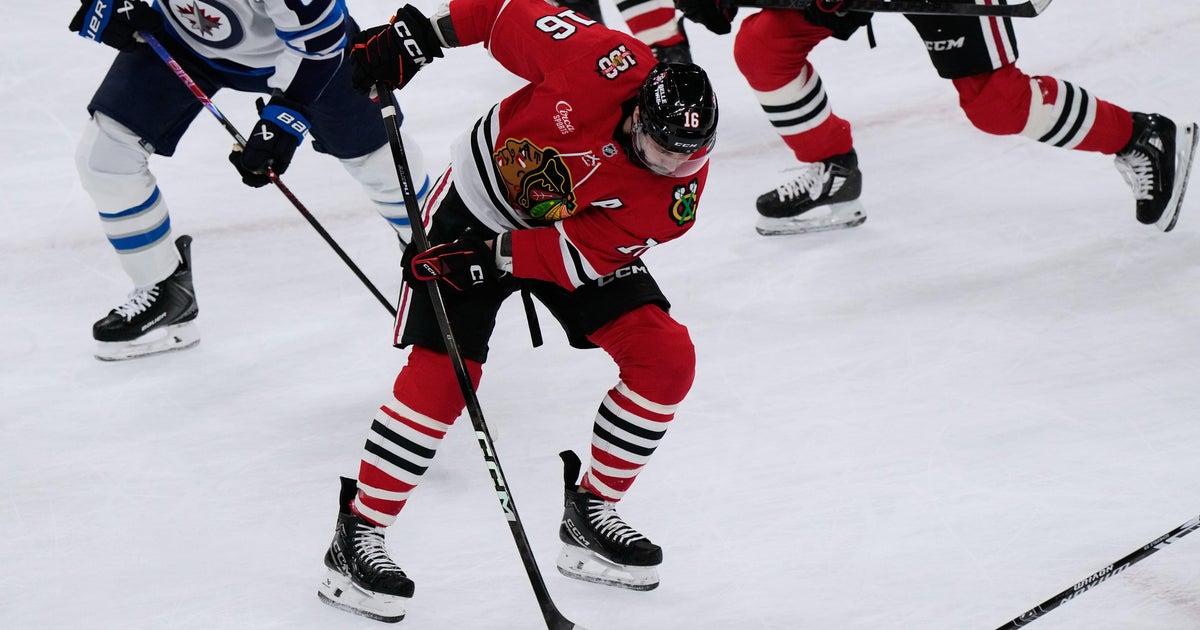 Knight makes 32 saves as the Blackhawks beat Toews and the Jets 2-0