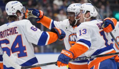 Islanders grind out win over lowly Canucks in messy performance