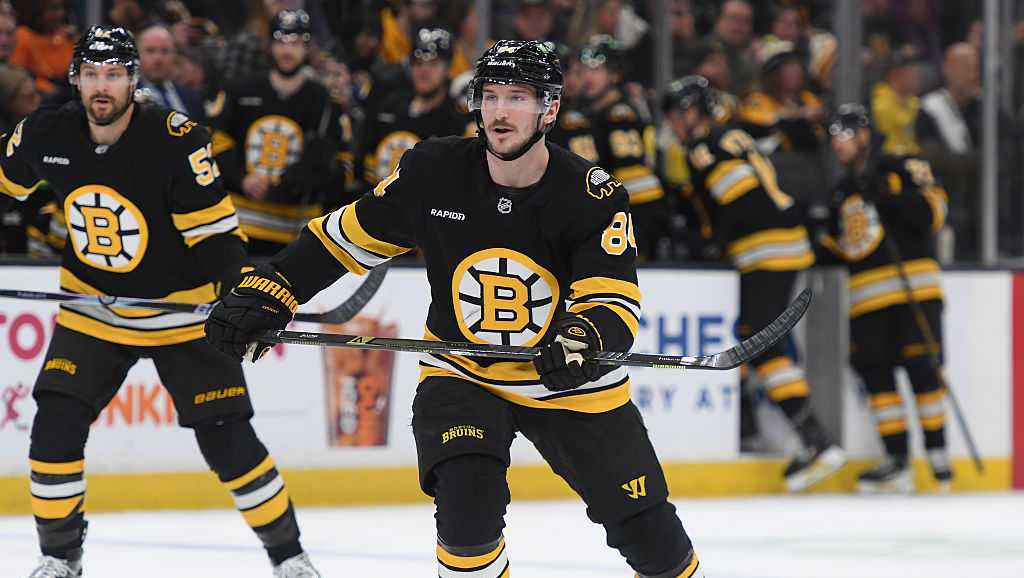 Bruins dominate Flyers 6-3 behind Minten and Mittelstadt with a goal and two assists each