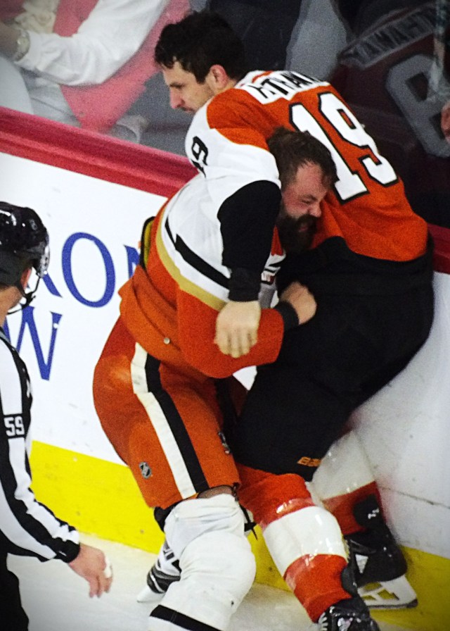 Flyer Garnet Hathaway vs  Ducks Radko Gudas