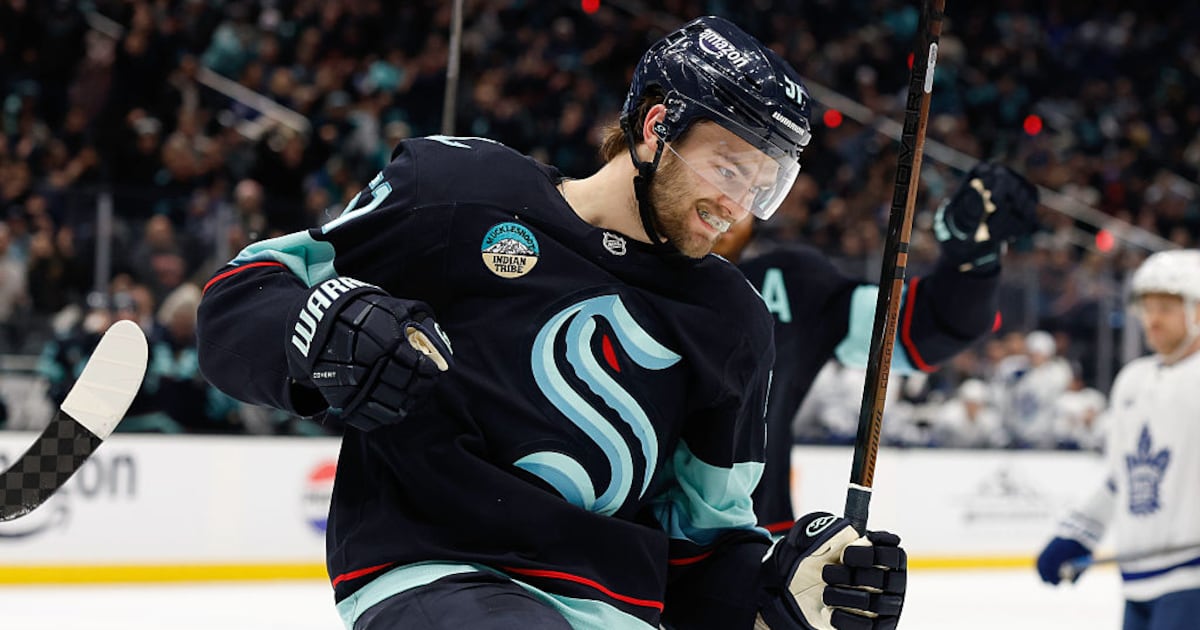 Wright scores twice as Kraken beat Maple Leafs 5-2, extend win streak to three – KIRO 7 News Seattle