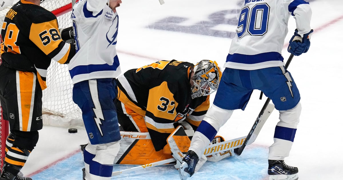 Penguins struck down by Lightning in goalie duel