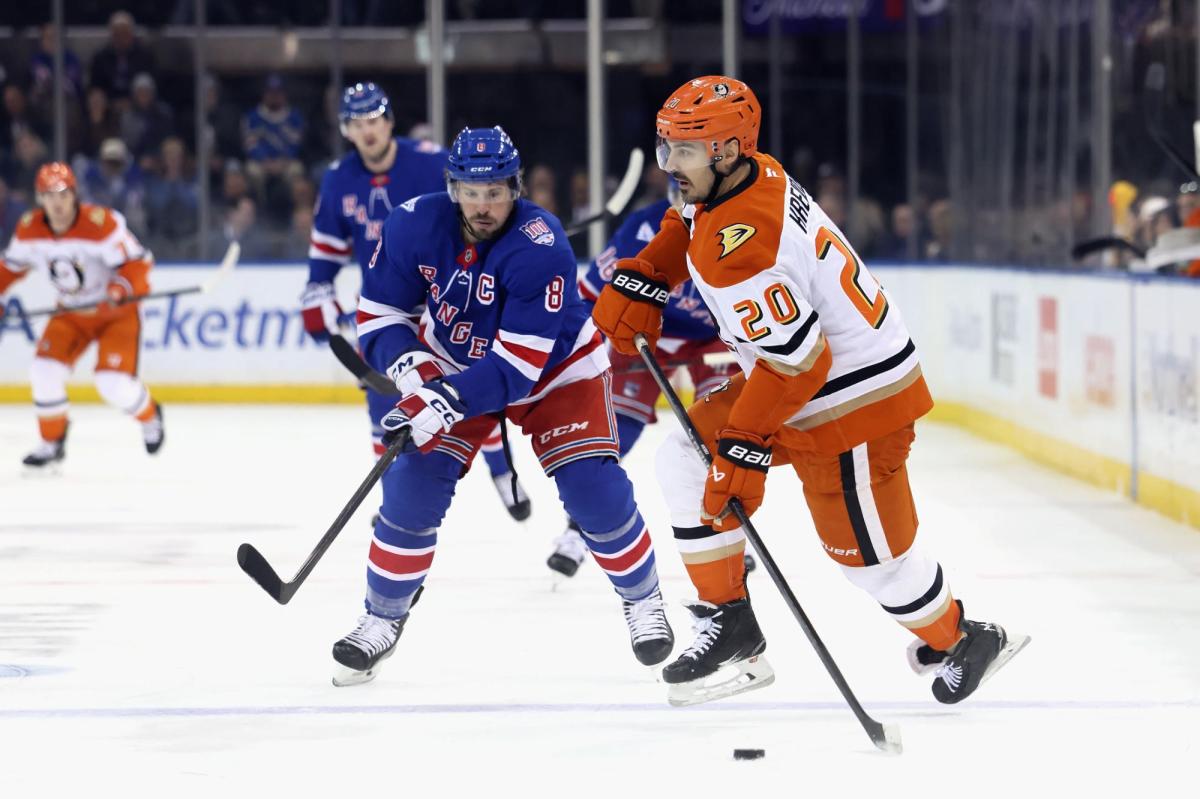 theScore Bet bonus code NPNEWS: Bet $10, get $100 in bonus bets for Rangers vs. Ducks