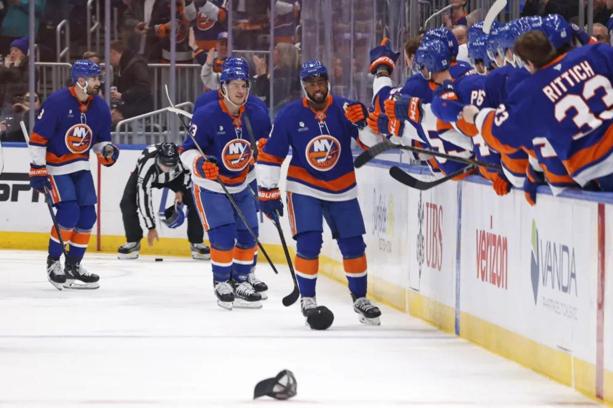 Anthony Duclair scores hat trick in Islanders' destruction of Devils