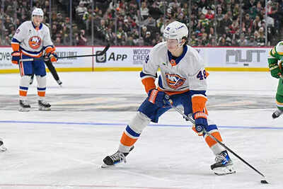 Matthew Schaefer leaves Winnipeg Jets game after multiple injury scares for New York Islanders