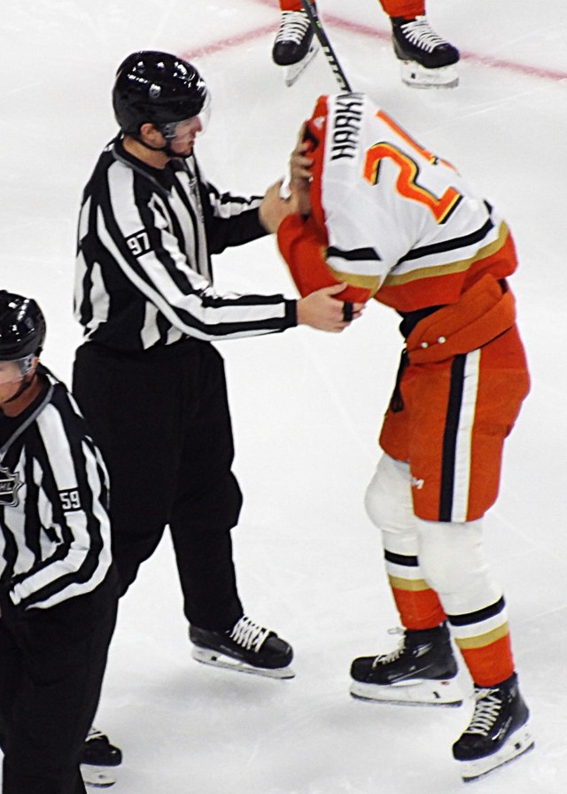 Flyers Noah Cates standing up for Bobby Brink